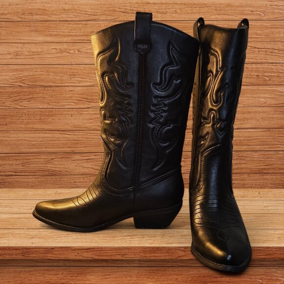 Ladies Gently Used Black Leather Boots. - Picture 1 of 2